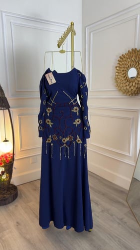 فستان كحلي بتطريز يدوي كرستال