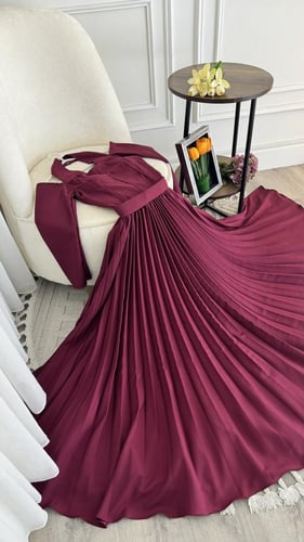 فستان باللون البرغندي