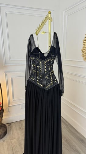 فستان بتطريز ذهبي كرستال