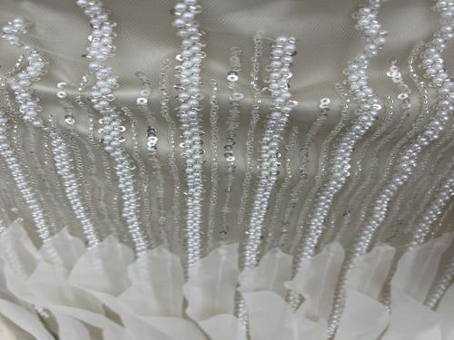 فستان بجمال الشك والتطريز