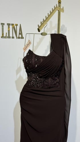 فستان بلون الموكا بصدريه شك يدوي