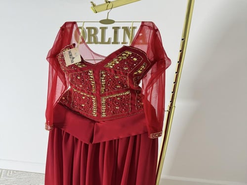 فستان كلاسيكي ناعم وأنيق