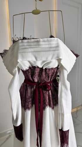 فستان الاناقه والجمال بخصر دانتيل برغندي