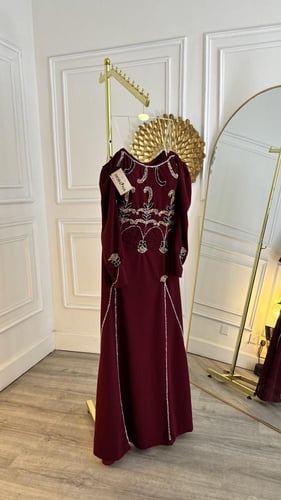 فستان عودي بتطريز كرستال فخم