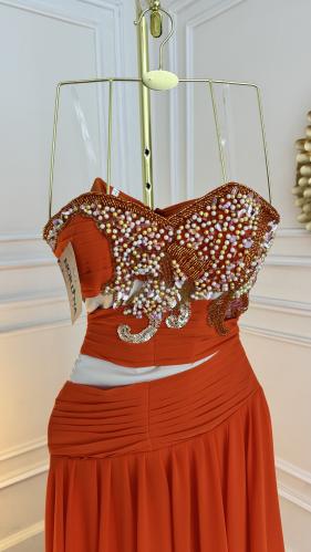 فستان بلون برتقالي تصميم كلاسيكي