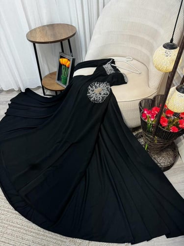 فستان الاسود الفخم بالتطريز الكرستال