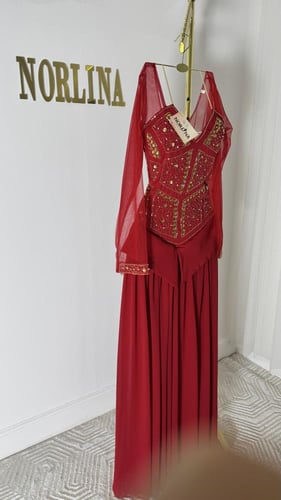 فستان كلاسيكي ناعم وأنيق