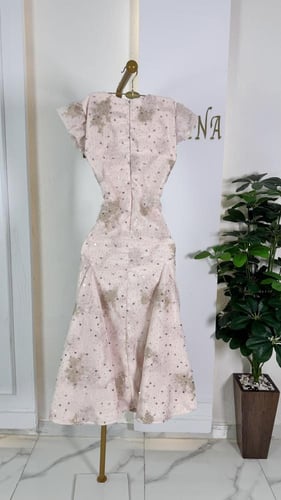 فستان بلون لحمي للسن المحير