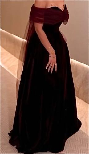 فستان باللون البرغندي