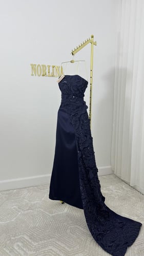 فستان كحلي بلؤلؤ وليزر