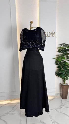 فستان اسود بياقة ورد