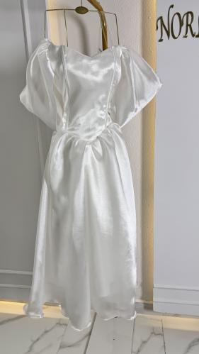 فستان الأميرات بلون سكري لامع