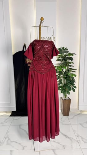 فستان باللون العودي بصدريه هدب وخرز