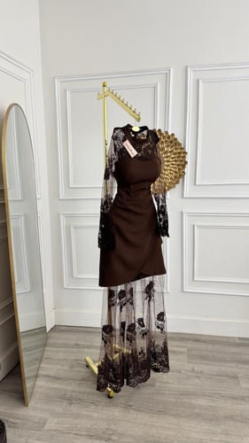 فستان بلون الموكا على تطريز كمبيوتر