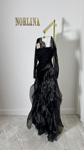 فستان بالدانتيل الناعم وتداخيل الأورجنزا