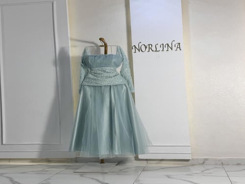 فستان بلون تيفاني بترتر خصر مميزه