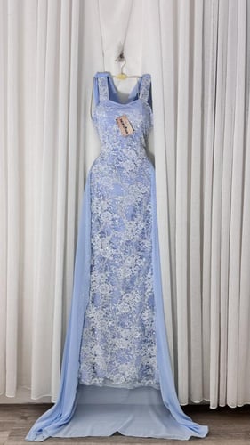 فستان سماوي بدانتيل فرنسي مطرز