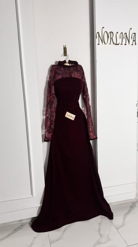 فستان مخمل عودي بأكمام جوبير