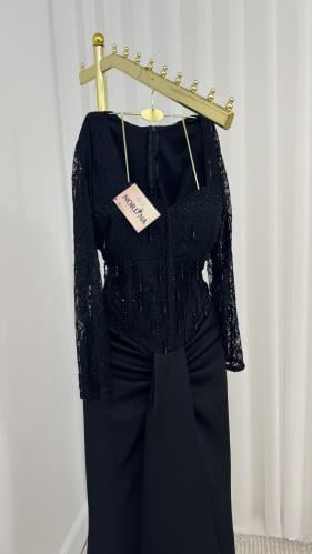 فستان اسود بصدريه دانتيل