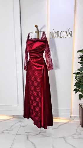 فستان مخمل بدانتيل بتصميم انيق وحصري