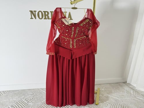 فستان كلاسيكي ناعم وأنيق