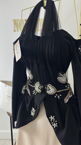 فستان تصميم انيق بالأسود والبيج