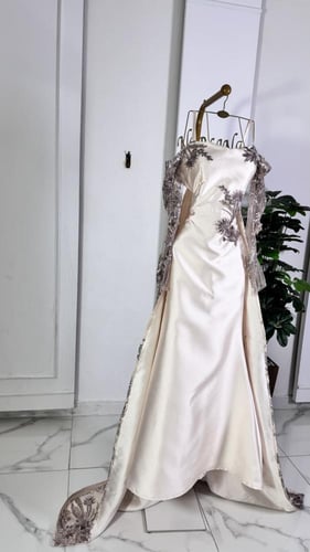 فستان بلون بيج بذيل سهره مورد