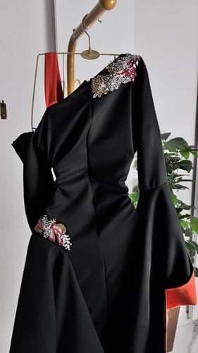 فستان اسود بتدخيله باللون الطوبي