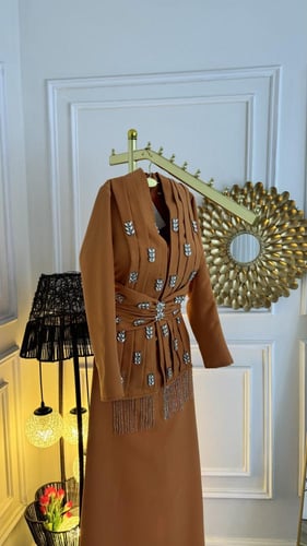 فستان بلون الطوبي الفاتح بكرستال