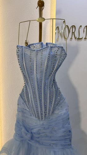 فستان سماوي بتصميم بلوزه وتنوره بشك لولو وكرستال