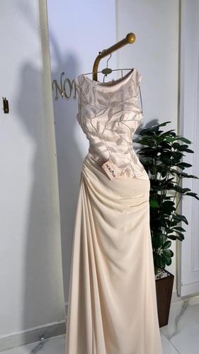 فستان بتطريز يدوي فاخر