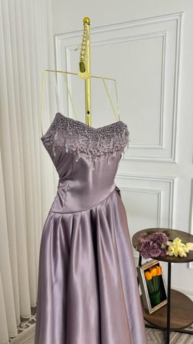 فستان باللون البترولي والجلاكسي الفاخر بشك يدوي كر...