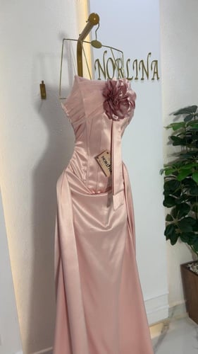 فستان وردي بتصميم حصري