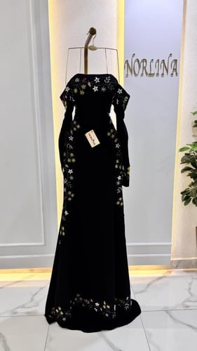 فستانك الأحمر الانيق المطرز بالكرستال