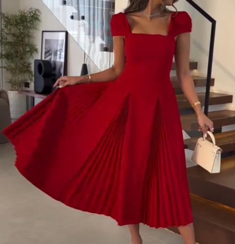 فستان الأحمر القصير
