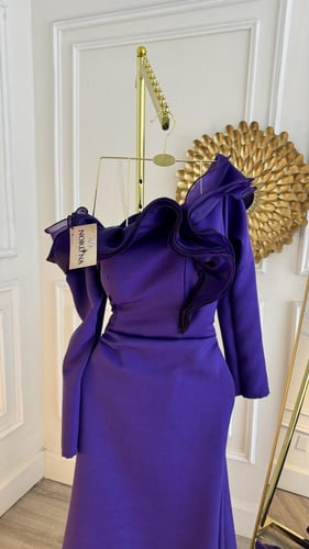 فستان ليلكي بتصميم كلاسيكي انيق