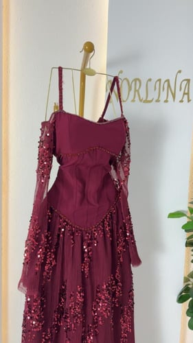 فستان كلاسيكي متوفر بلونين