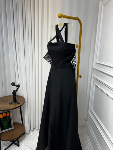 فستان بتطريز يدوّي كرستال