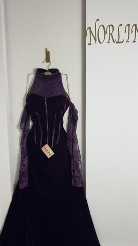 فستان مخمل بلون بنفسجي بأكمام دانتيل