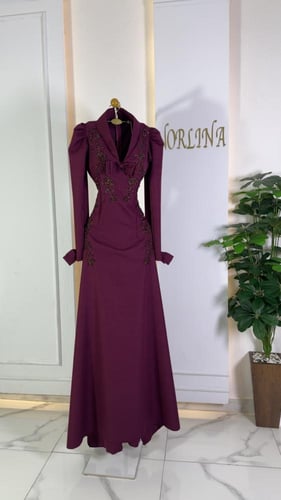 فستان ساتر باللون البرغندي