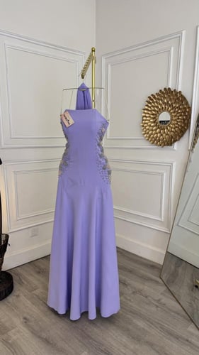 فستان بلون الافندر