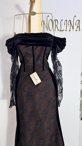 فستان مخمل ع دانتيل بقصه مميزه