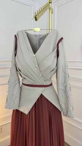 فستان تصميم وتطريز كلاسيكي