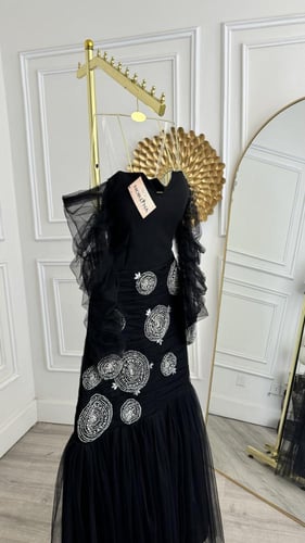 فستان اسود بتل ناعم وتطريز يدوي