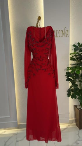 جلابيه بلون احمر غامق بشك يدوي فاخر