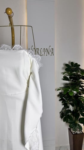 فستان سكري بتصميم ناعم وجذاب