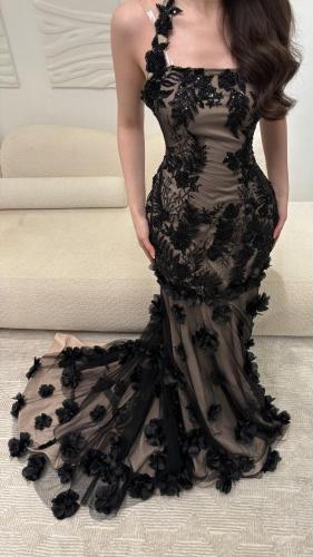 فستان اسود بذيل شاحط