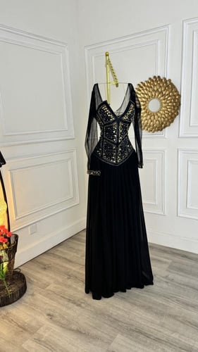 فستان بتطريز ذهبي كرستال