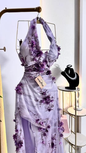 فستان أنيق مورد بتصميم كلاسيكي