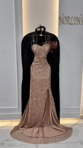 فستان بلون ذهبي مرصع ترتر لامع